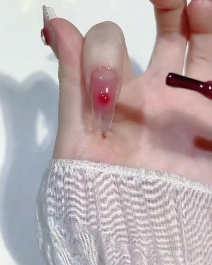 디테일 브러시를 사용하여 손톱 중앙에 핑크 젤을 조금 더 올려 블렌딩하는 모습.