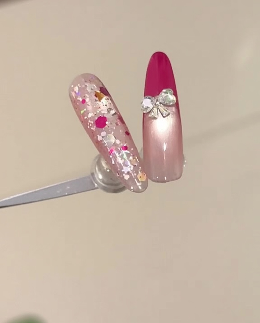 로즈 레드 프렌치 네일이 완성된 손을 UV 네일 램프 안으로 넣어 큐어링하는 모습.