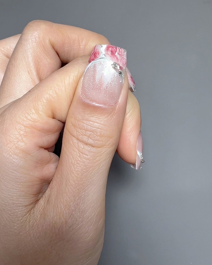 첫 번째 꽃 위에 두 번째 장미 스티커를 겹쳐서 배치하는 모습.