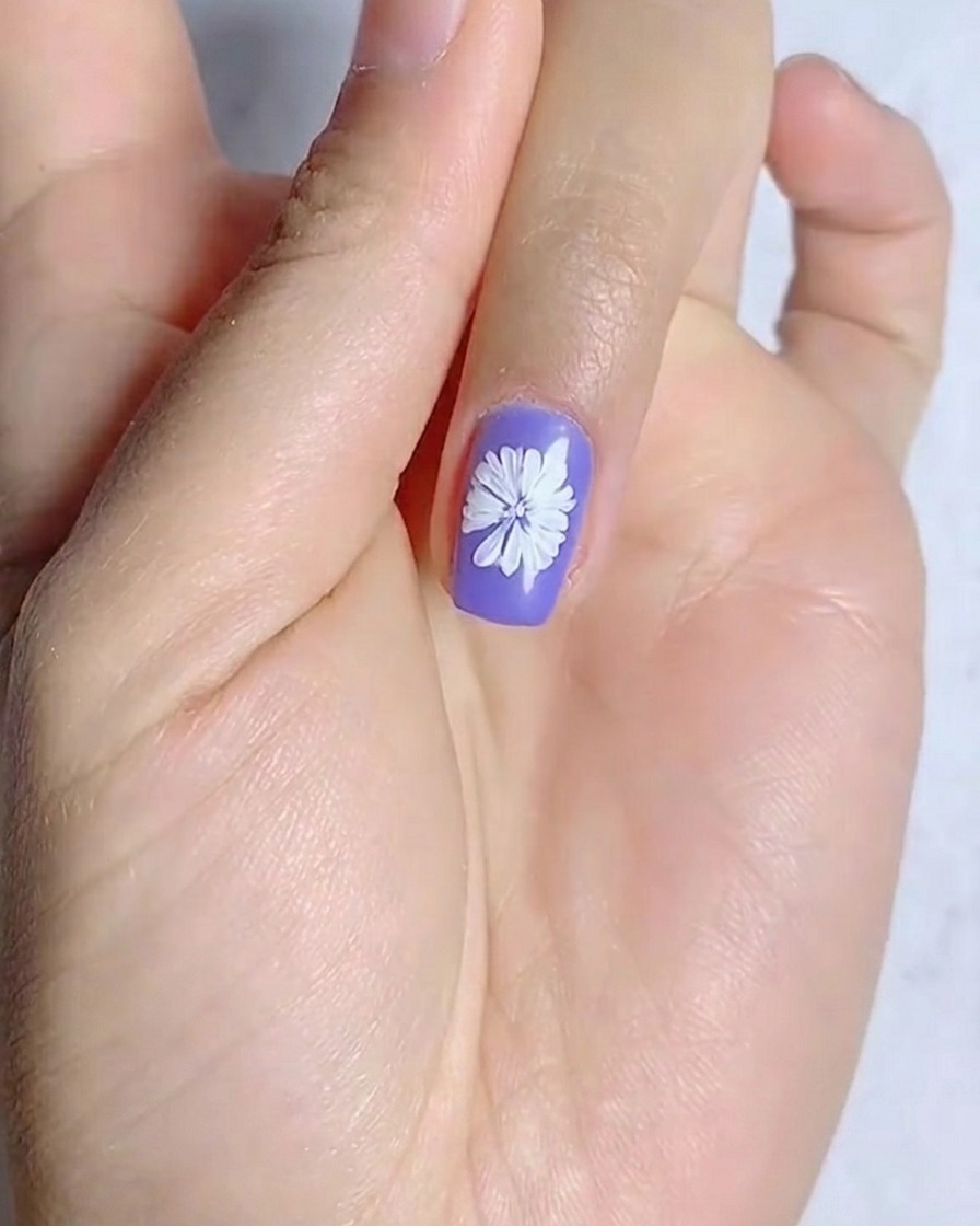 흰색 데이지 중앙에 노란색 젤로 포인트를 주는 모습.