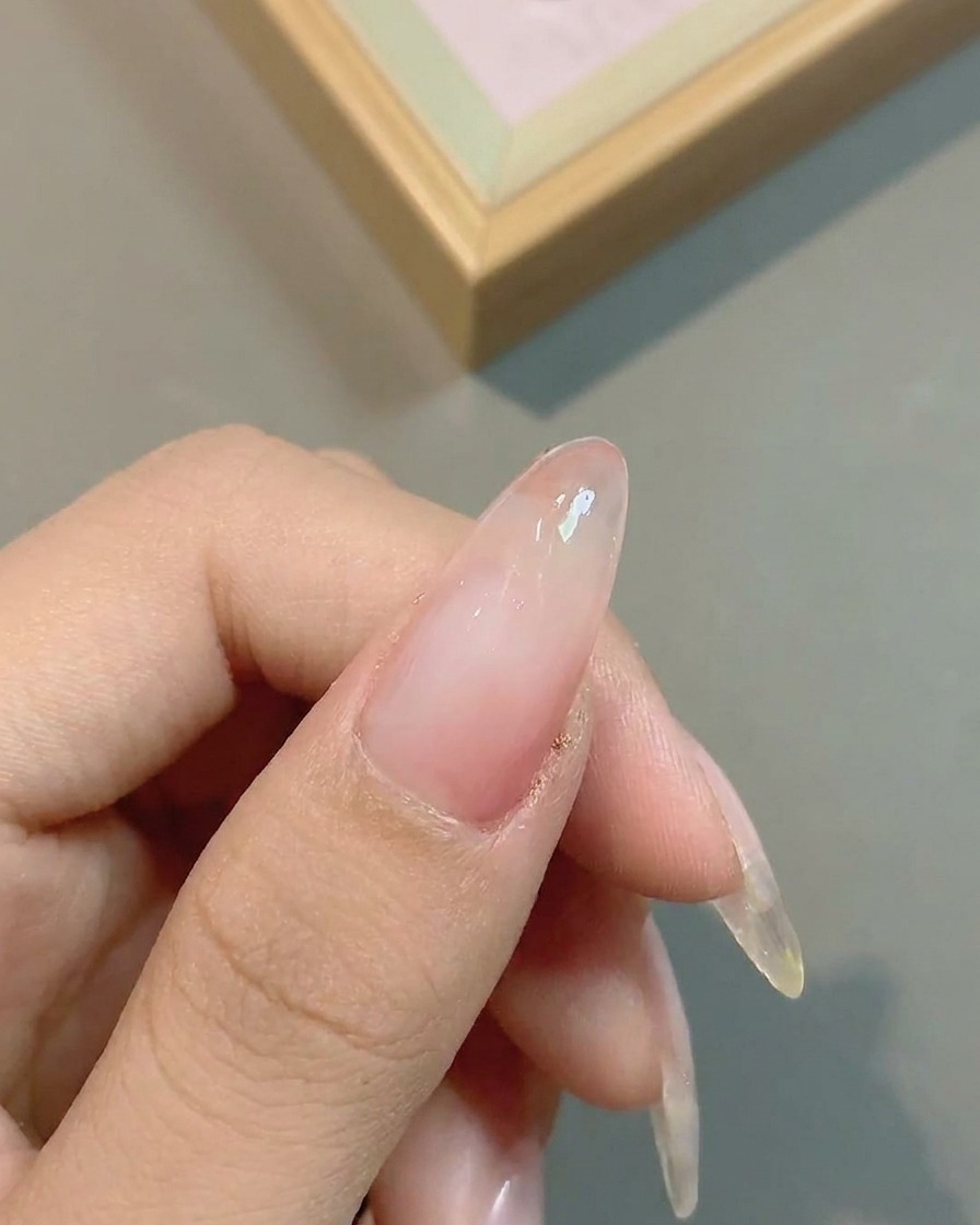 두 번째 컬러 레이어 도포 후 더욱 진해진 핑크 그라데이션이 나타난 손톱 표면.