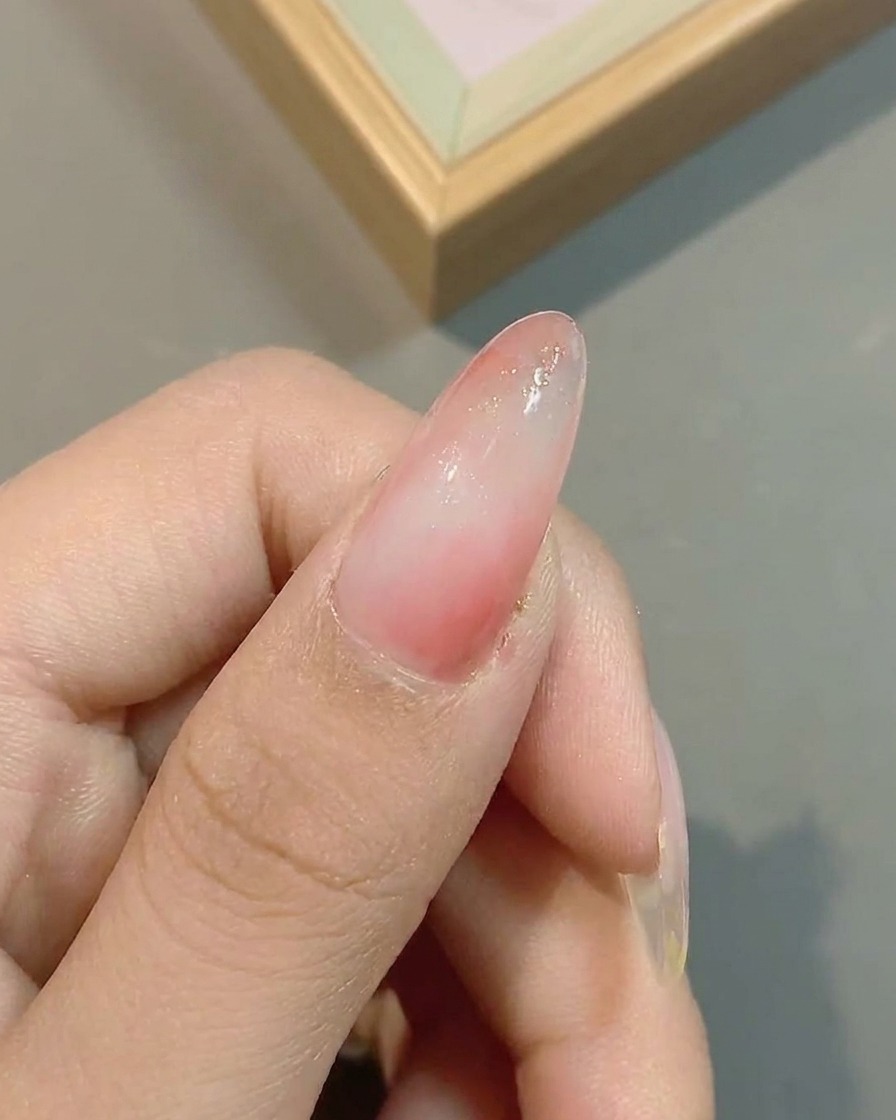 핑크 옴브레 베이스 위에 클라우드 효과 글리터를 도포하는 모습.