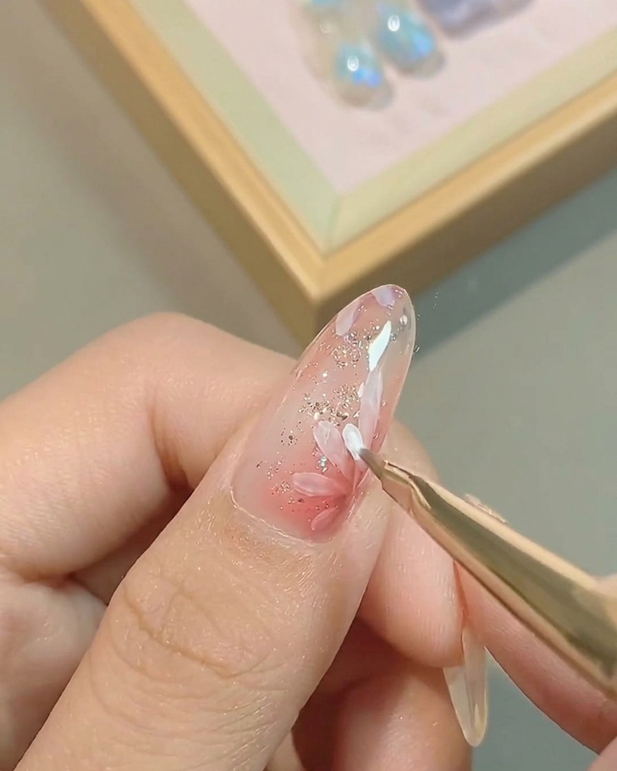 초기 꽃 디자인 위에 겹쳐서 두 번째 화이트 꽃잎 층을 추가하는 모습.