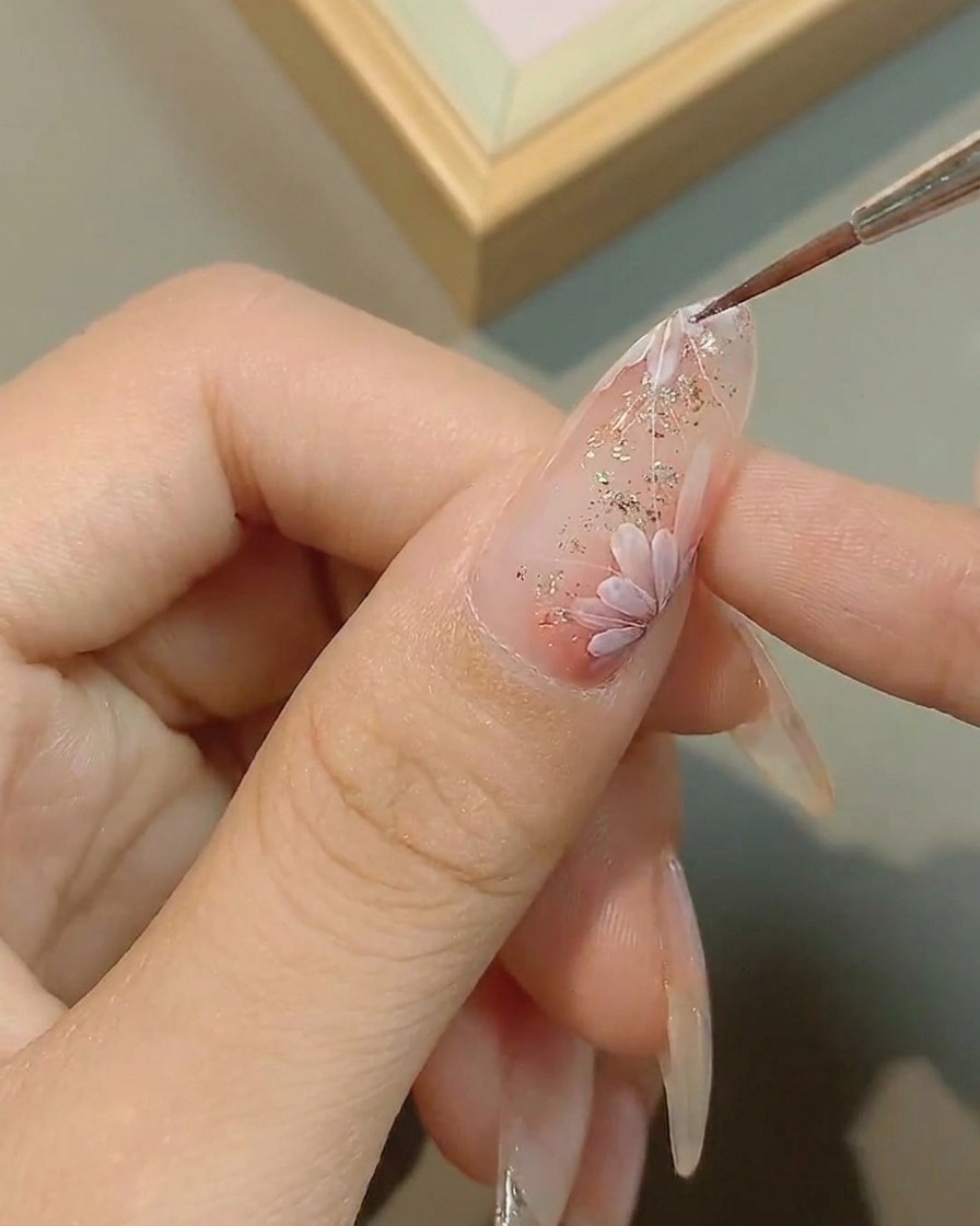 세필 붓으로 꽃 중앙에 정교한 디테일을 추가하는 모습.