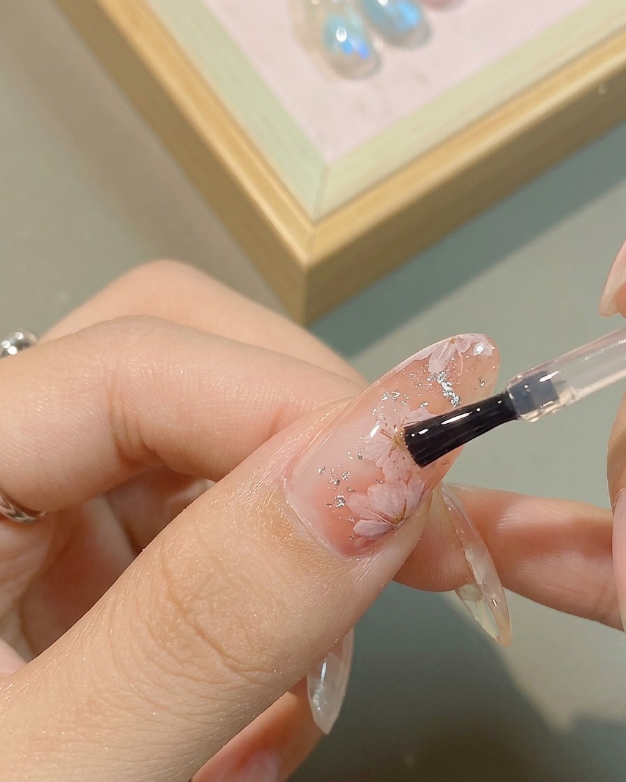 꽃 중앙에 메탈릭 실버 젤을 소량 도포하여 디테일을 더하는 모습.
