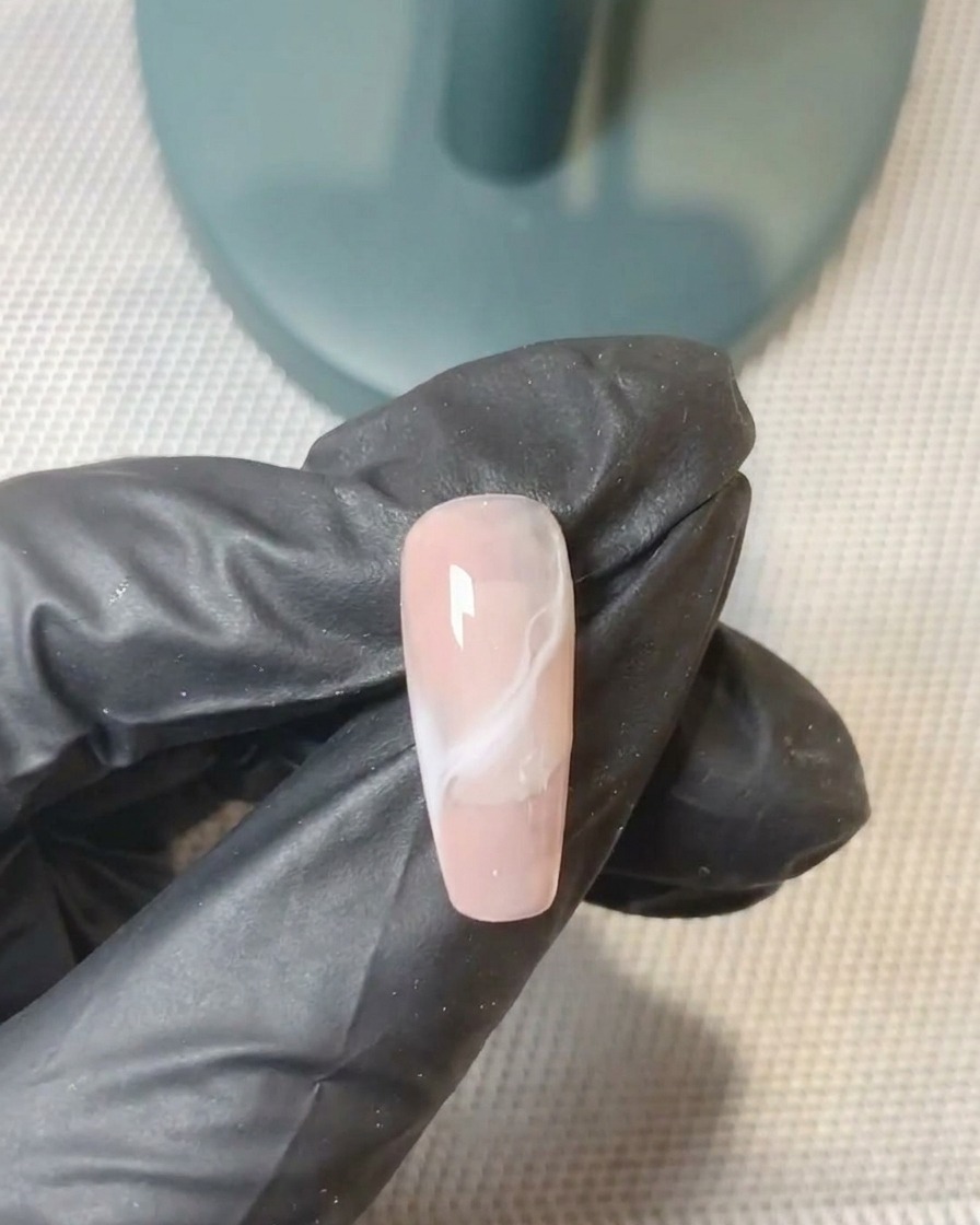 브러시로 두 번째 젤 레이어를 깔끔하게 블렌딩하는 모습.