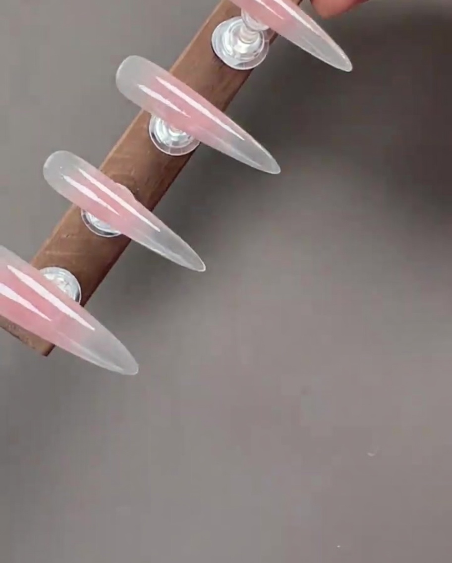 자석 효과로 영롱한 빛을 내는 고양이 눈 젤 네일.
