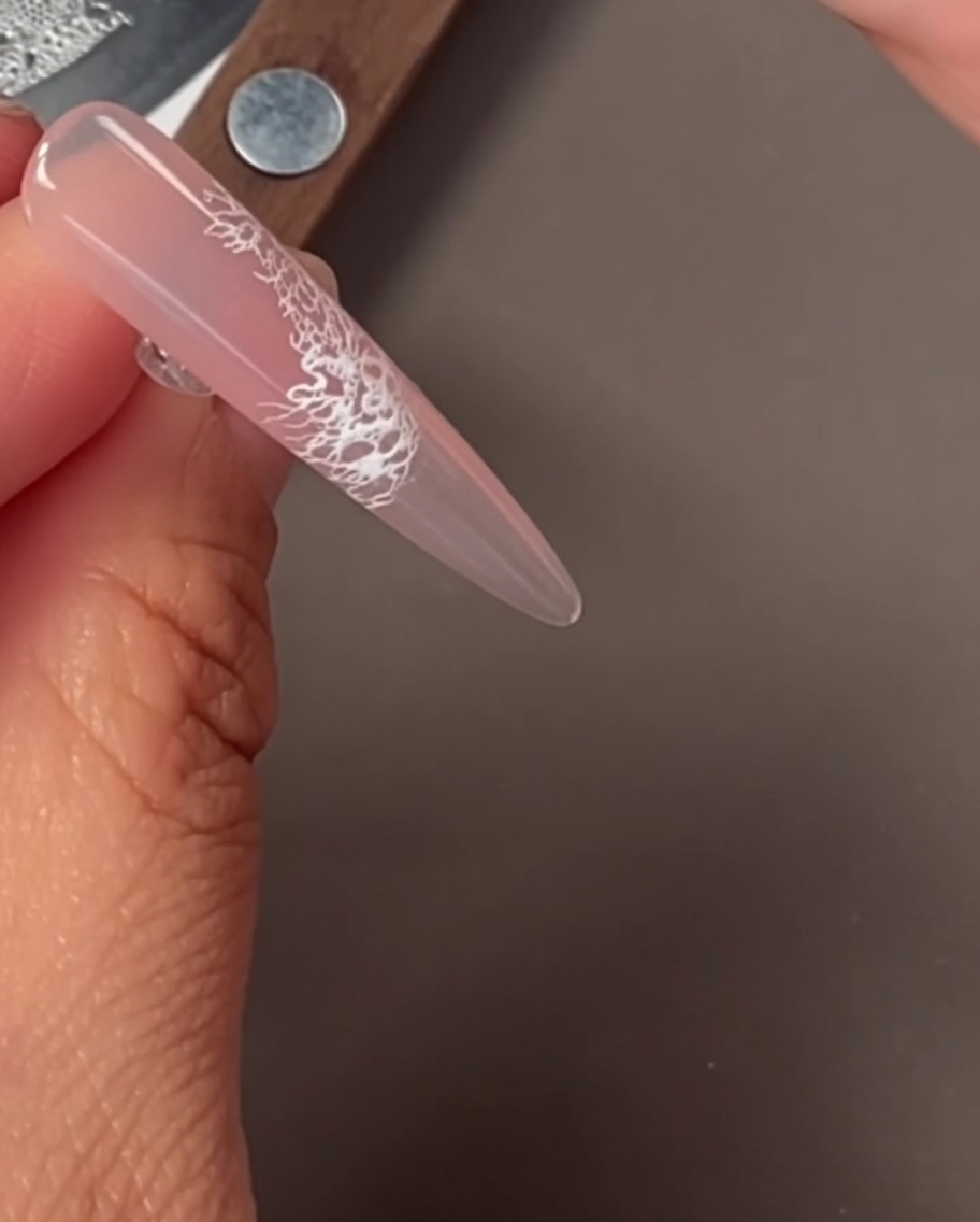 섬세한 화이트 레이스 패턴이 스탬핑으로 찍힌 네일.