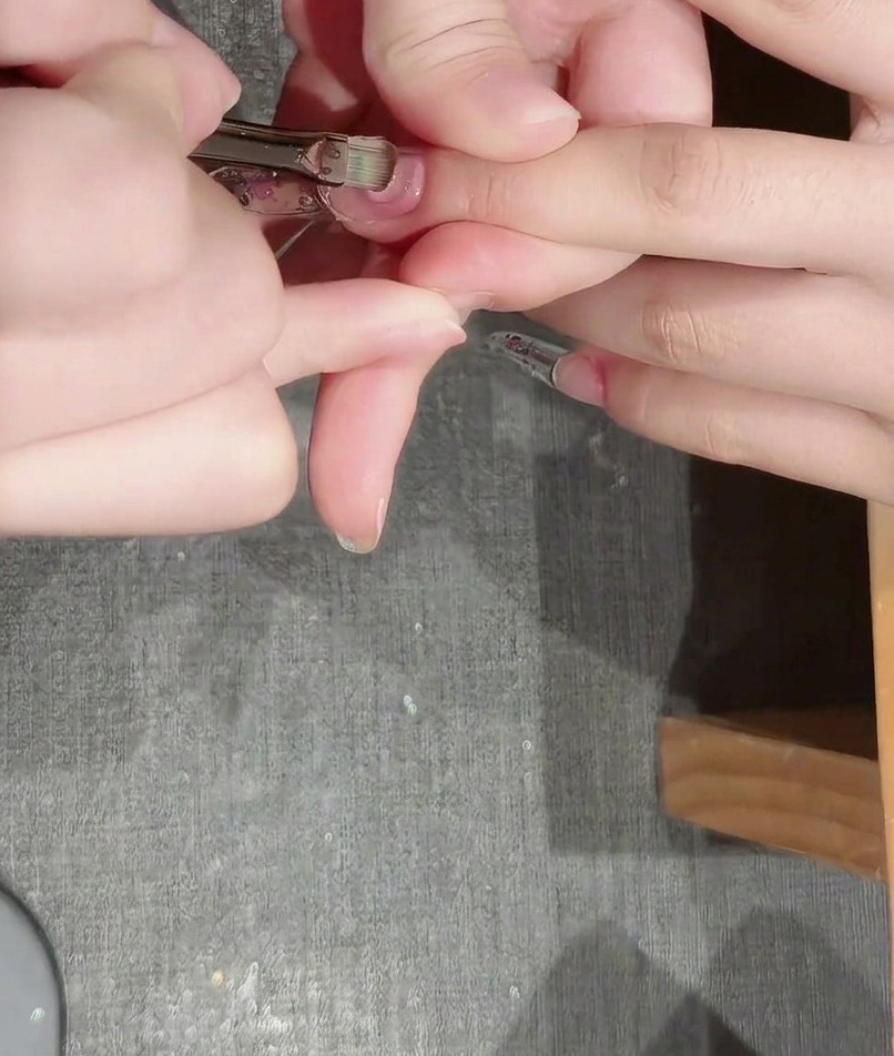 글리터 위로 클리어 빌더 젤을 두껍게 올려 형태를 잡는 모습