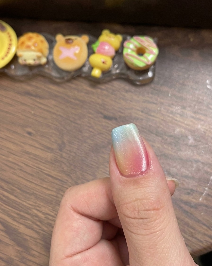 큐어링 전, 자석 도구를 네일 옆면에 대어 마그네틱 펄을 한쪽으로 몰아 선명한 빛 라인을 만드는 모습.
