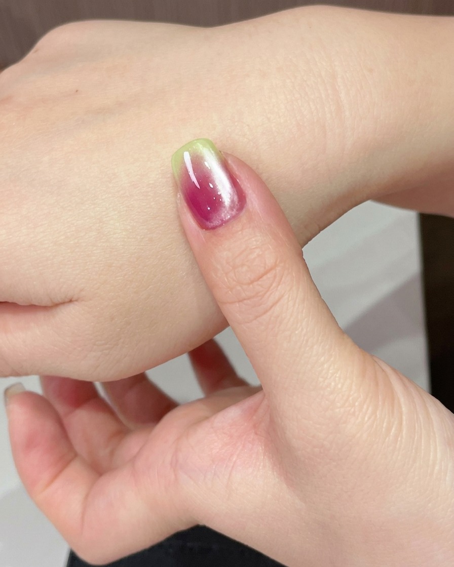 완성된 캣아이 젤을 램프 아래에서 큐어링하는 모습.