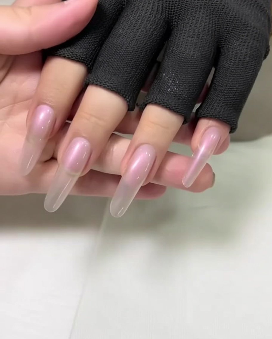 긴 아몬드 형태의 네일 주변 큐티클을 메탈 푸셔로 밀어내며 프렙 과정을 진행하는 손 클로즈업.