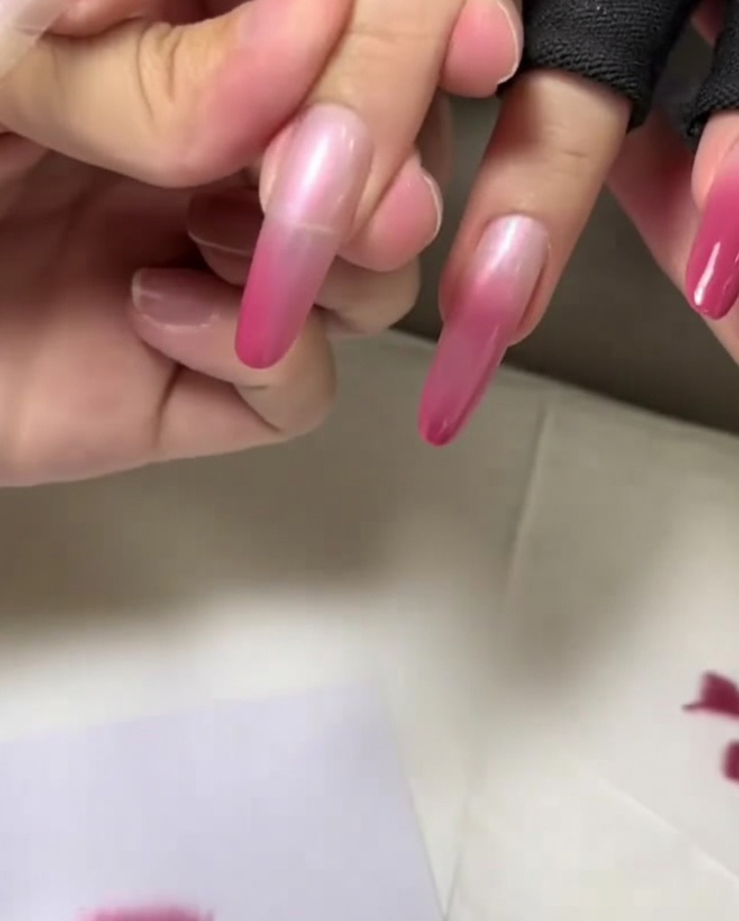 네일 끝부분에 가장 짙은 핑크 컬러를 두드려 발라 그라데이션을 마무리하는 네일 팁 클로즈업.