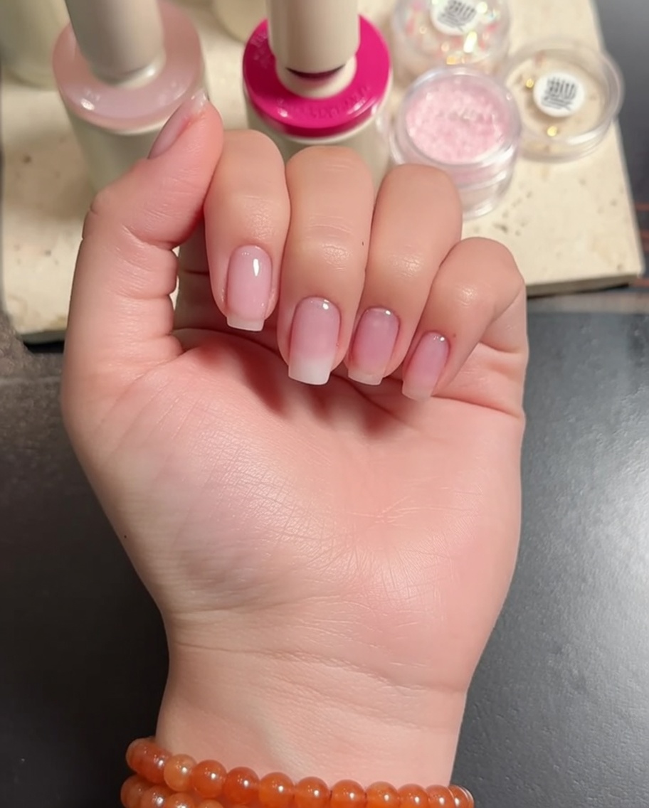 LED 램프 아래에서 방금 완성한 화이트 그라데이션을 큐어링하는 모습.