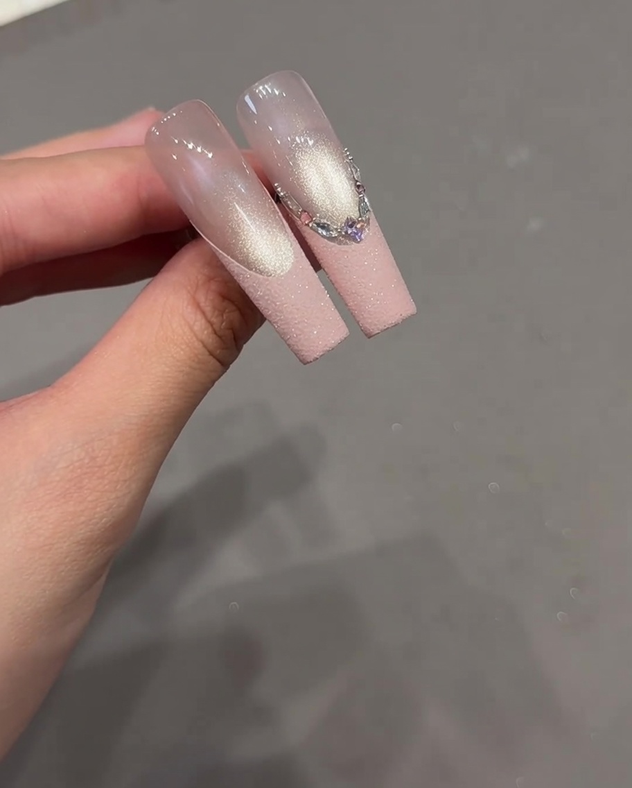 프렌치 라인을 따라 다양한 모양의 큐빅을 올리는 모습.