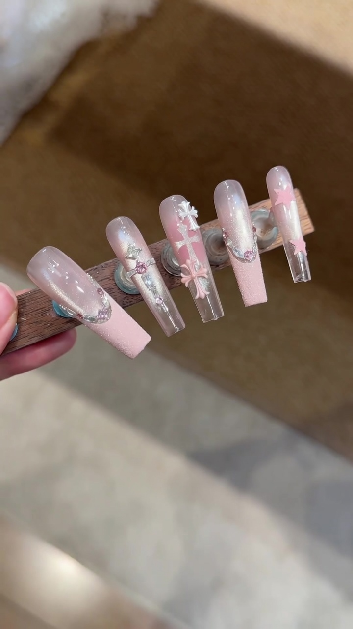 달콤하고 엣지 있는 크롬 하트 네일 아트 — 상세 단계별 튜토리얼
