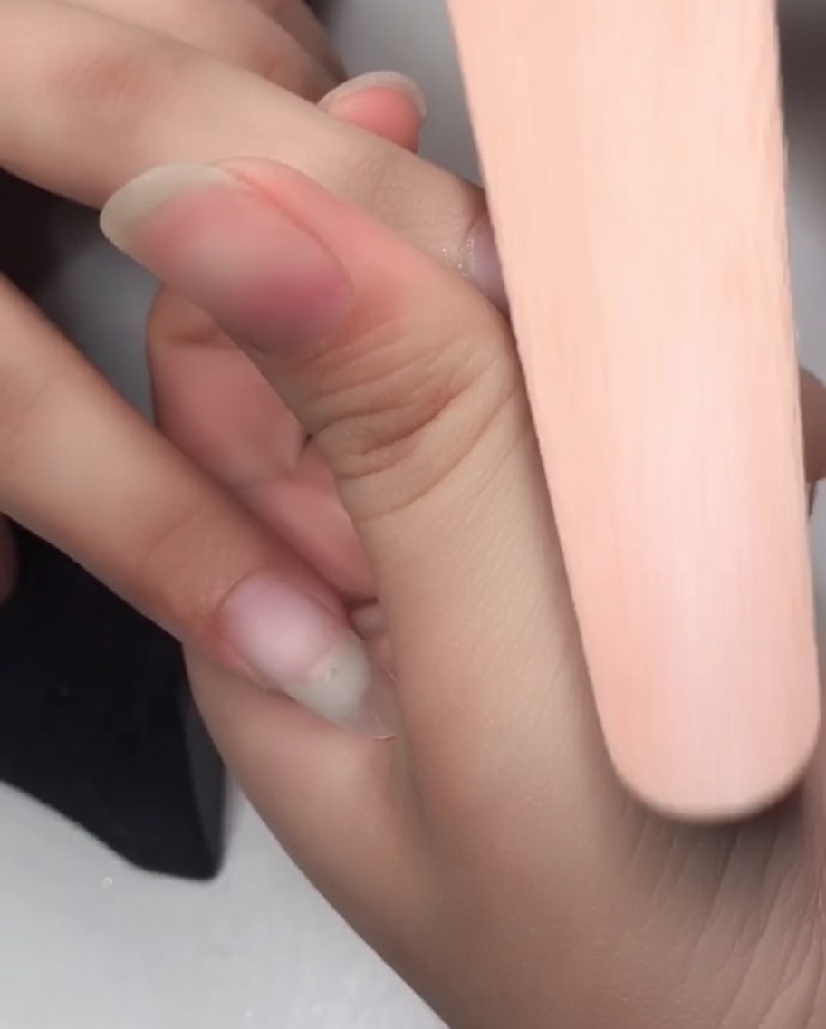 스펀지 네일 파일로 젤 도포 전 네일 표면을 다듬는 모습.