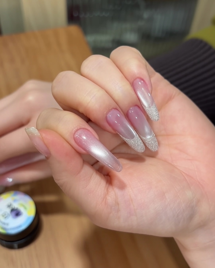 경화 과정을 위해 휴대용 UV 램프 안에 손톱이 위치한 모습.