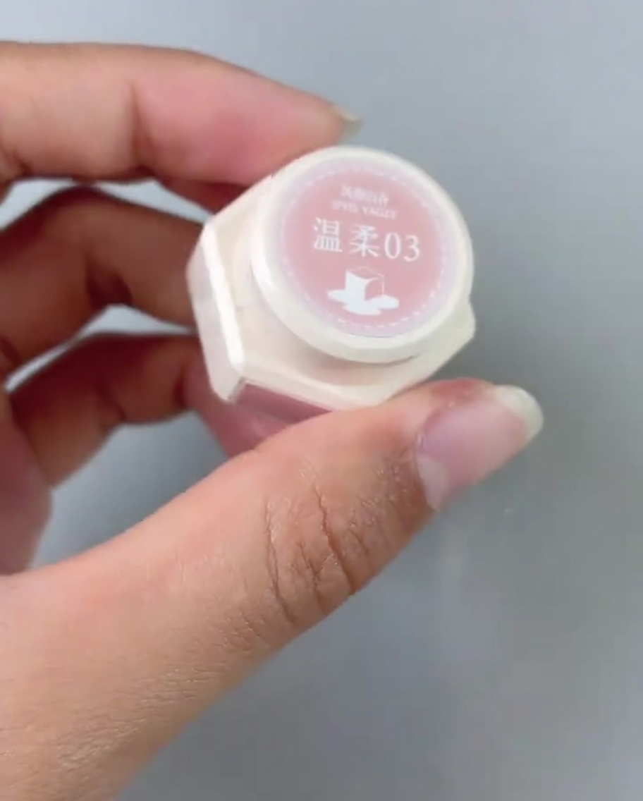 네일 팁의 베이스 부분에 핑크 젤 폴리시를 얇게 바르는 브러시.