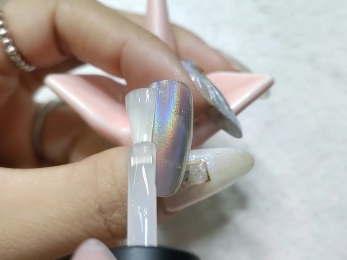 매트 탑코트를 바른 후 UV/LED 램프 아래에서 큐어링 중인 크롬 네일.