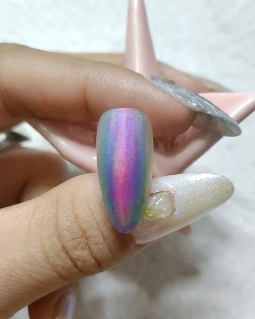 이미 레드와 블루 수채화 그라데이션이 있는 손톱 측면에 선명한 옐로우 선을 그리는 브러시.