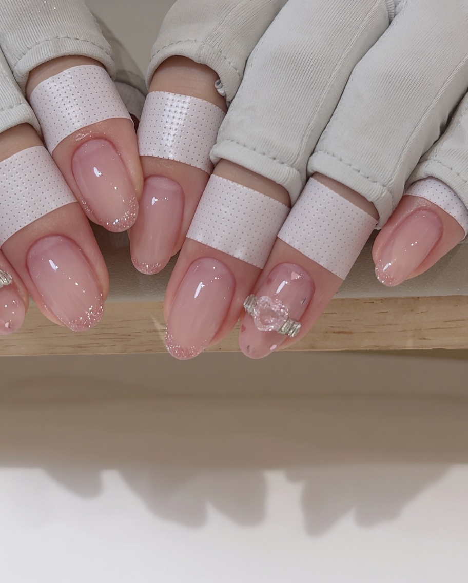 두 번째 캣아이 젤을 발라 펄의 반짝임과 깊이감을 더하는 모습