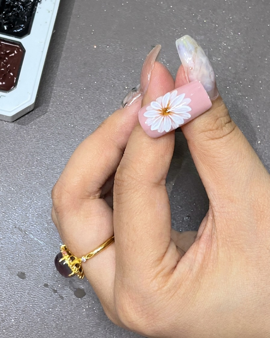 화이트 레이어 꽃 중앙에 블랙 젤을 정확하게 점 찍는 모습.