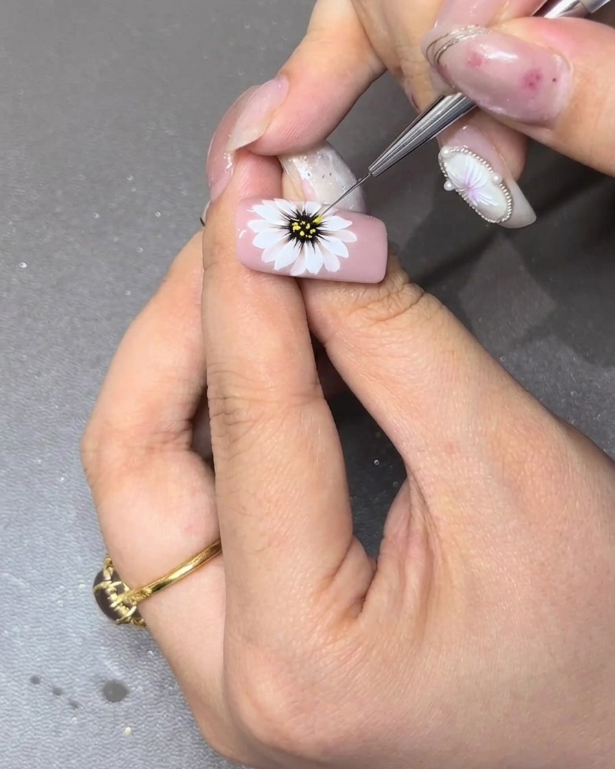 블랙 중앙부 주변에 작은 옐로우 수술 도트를 찍는 모습.