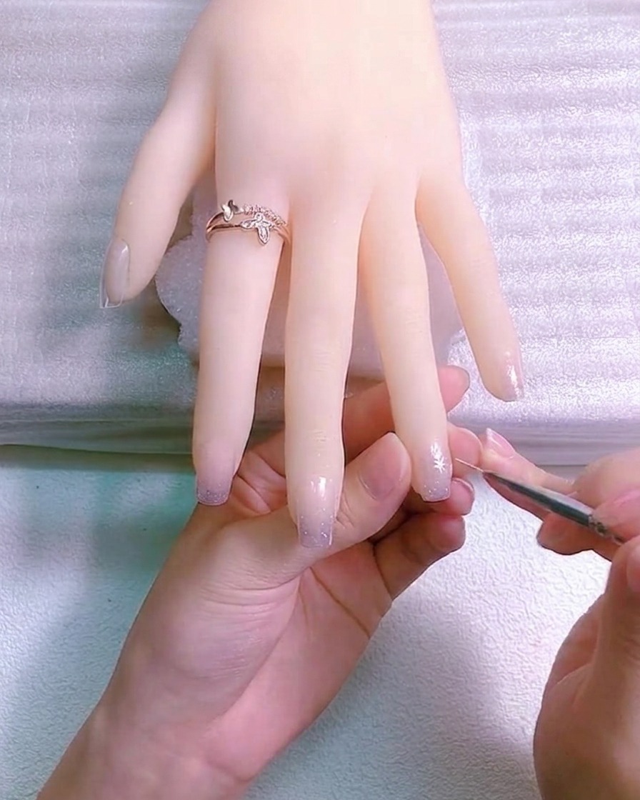 손톱 위에 그려진 흰색 데이지 꽃잎 모양.