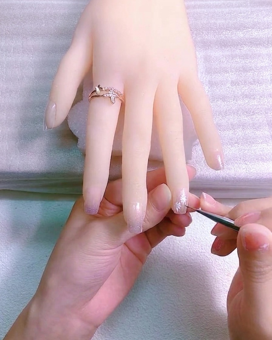 브라운 줄기 위에 세밀한 붓으로 작은 초록색 잎을 그리는 모습.