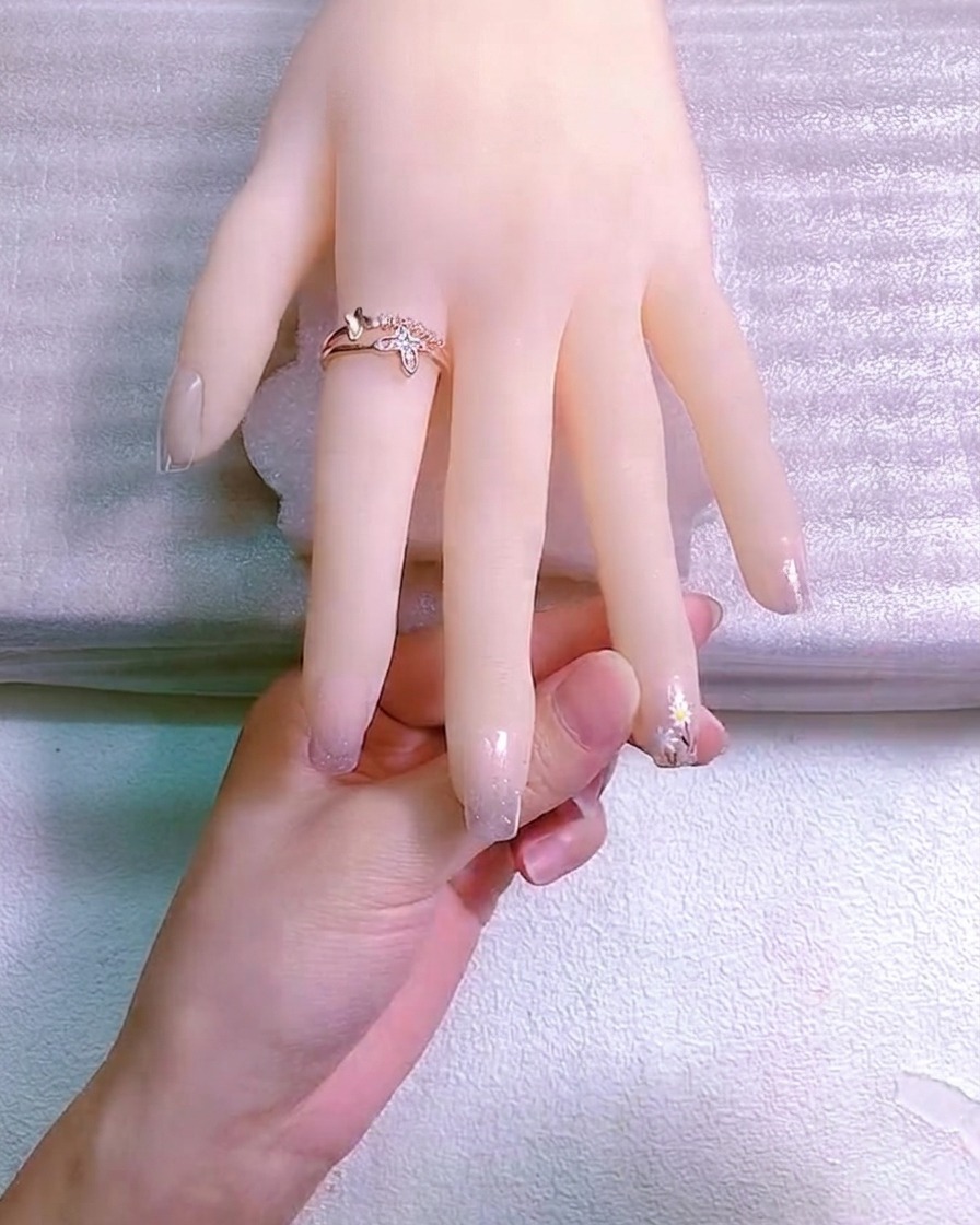 도팅 툴로 작은 데이지 꽃 중앙에 노란색 젤을 찍는 모습.