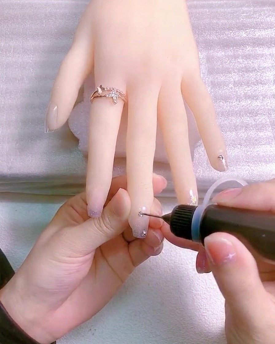 참 주변에 클리어 젤을 발라 꼼꼼히 마감하는 모습.
