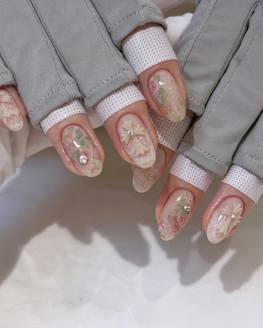 완성된 네일 아트 위에 투명한 탑 코트를 바르는 모습.