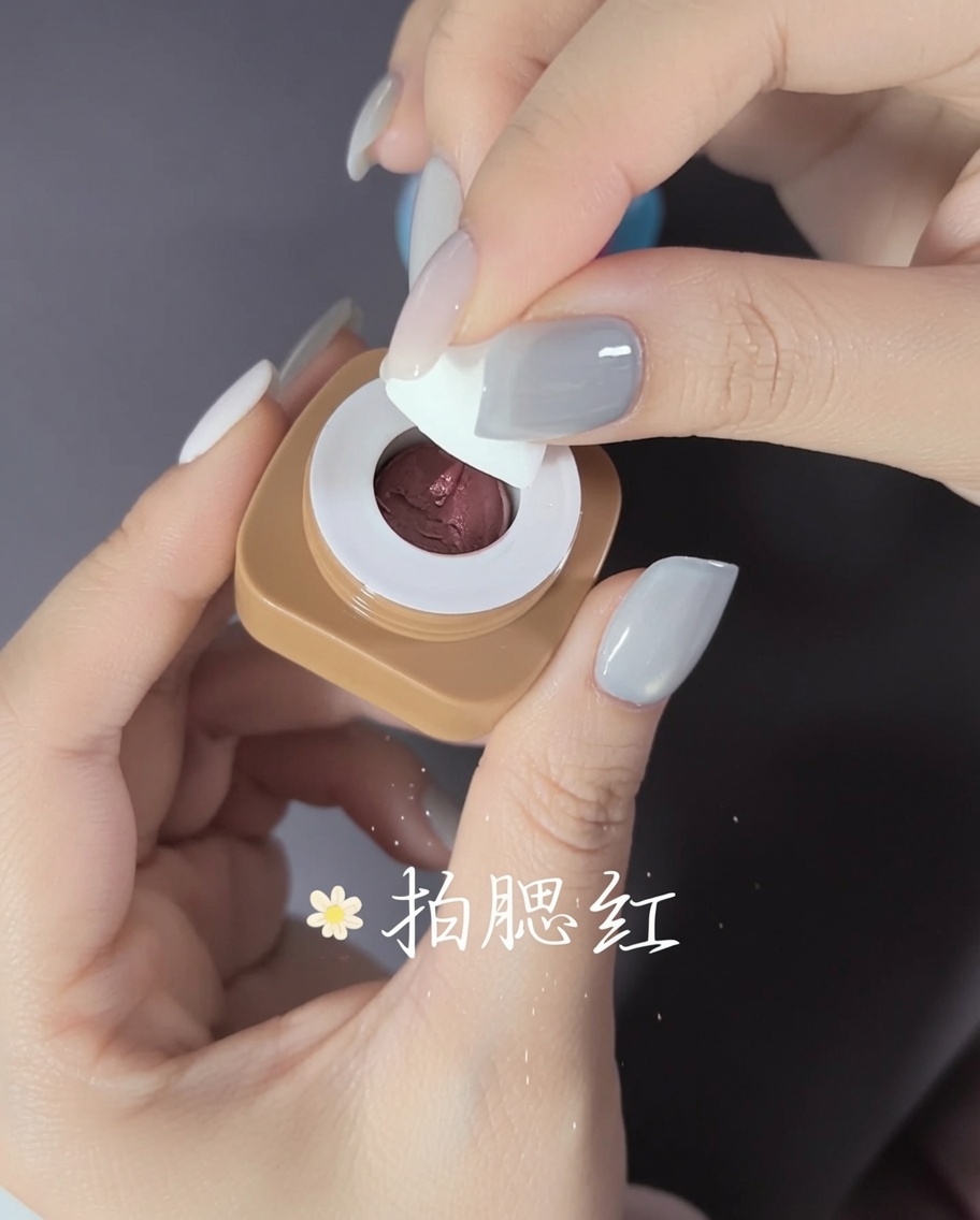투명한 플라스틱 네일 팁 안쪽 오목한 부분에 접착제를 바르는 모습.
