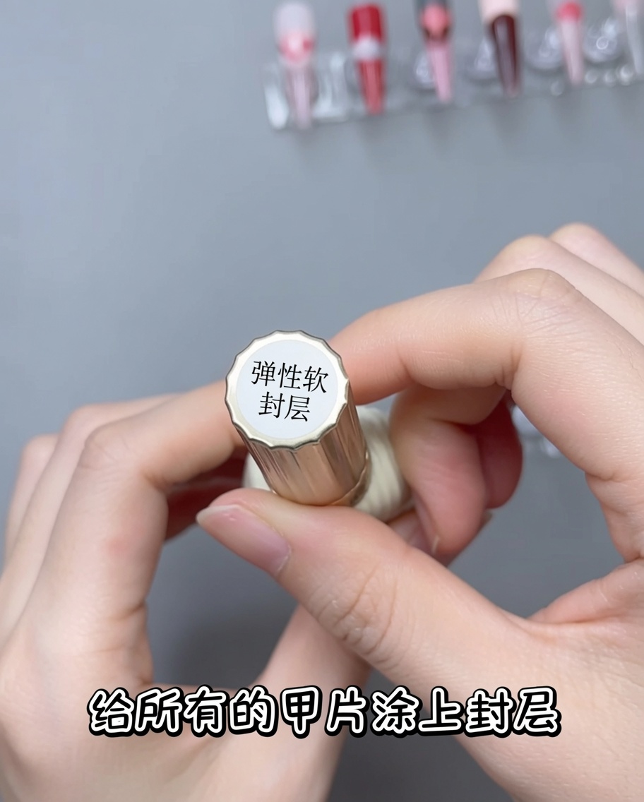 레이스 디자인이 들어간 네일 위에 클리어 탑 젤을 바르는 모습.