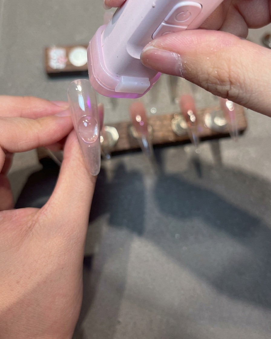 네일 옆면에 대각선으로 빛나는 캣아이 효과가 들어간 네일 팁.