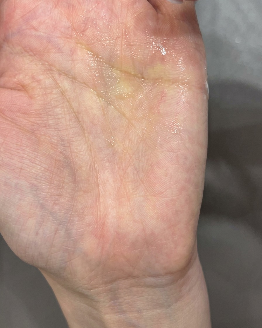 두 개의 화이트 꽃잎이 조화롭게 배치되어 꽃 모양을 이루는 근접 사진.