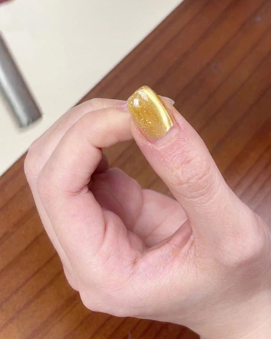 자석을 이용하여 캣아이 펄 입자를 넓게 퍼뜨리는 모습