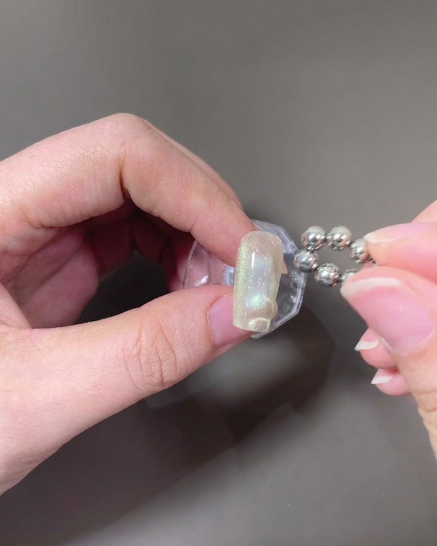 볼 자석을 이용해 젖은 젤 위에 물결 무늬를 만드는 모습.