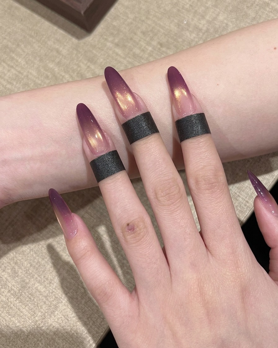 옴브레 네일을 한 손을 UV 램프에 넣어 큐어링하는 모습.