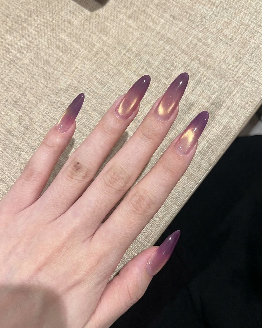 탑코트까지 마친 네일을 UV 램프에 넣어 마무리 큐어링하는 모습.