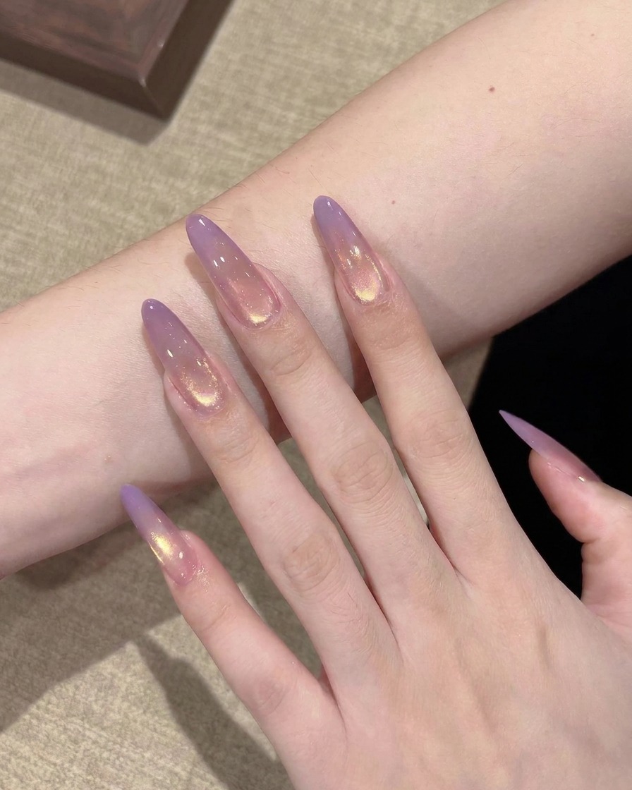 투명한 스틸레토 네일 팁에 평붓으로 투명한 퍼플 젤을 소량 올리는 모습.