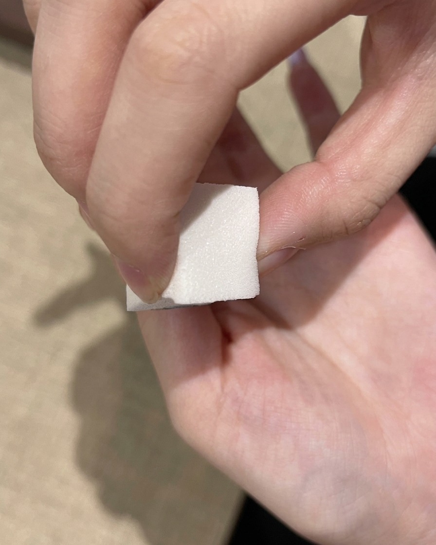 메이크업 스펀지로 손톱 끝에 진한 퍼플 젤을 덧바르는 모습.