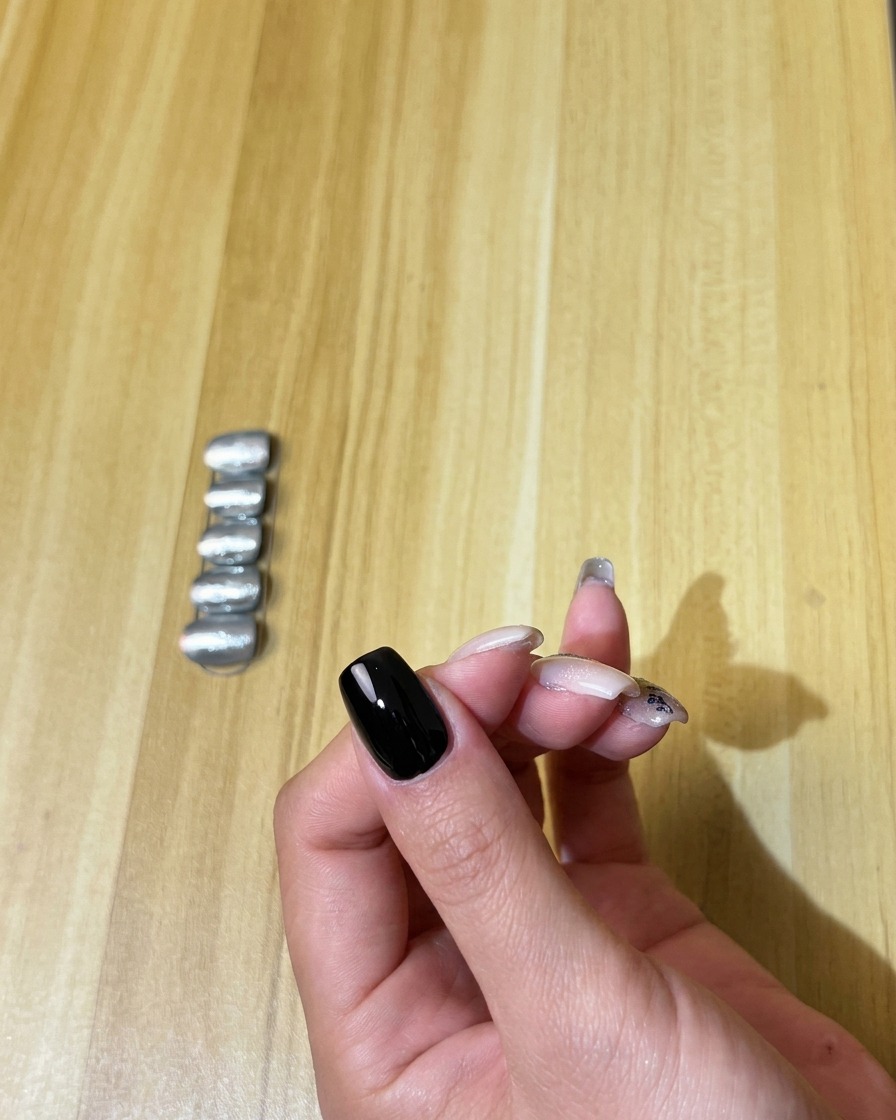 UV/LED 램프 안에서 젤을 큐어링하는 손.