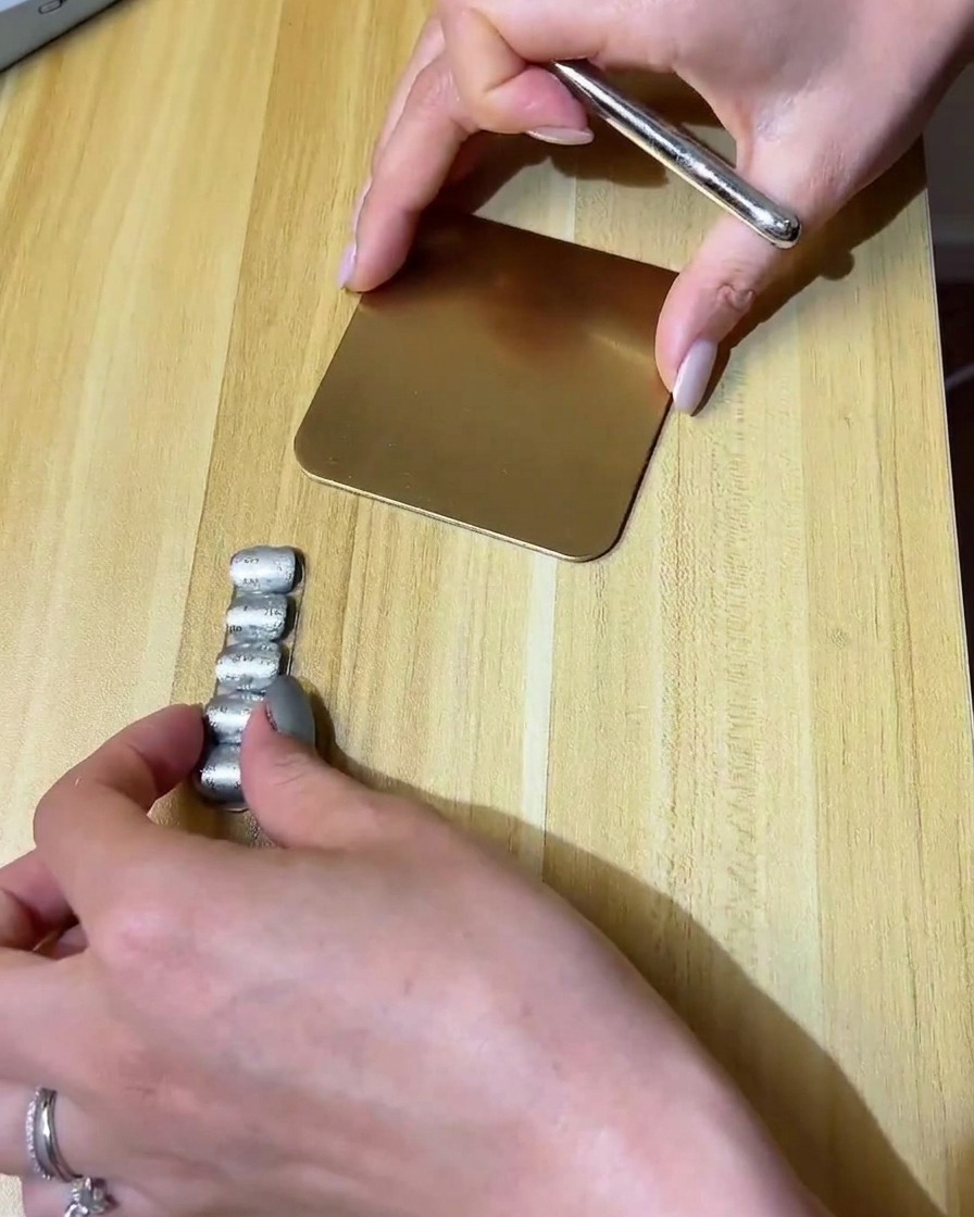 가는 라이너 브러시로 매트한 손톱 위에 투명 젤로 작은 구름 디자인을 그리는 모습.