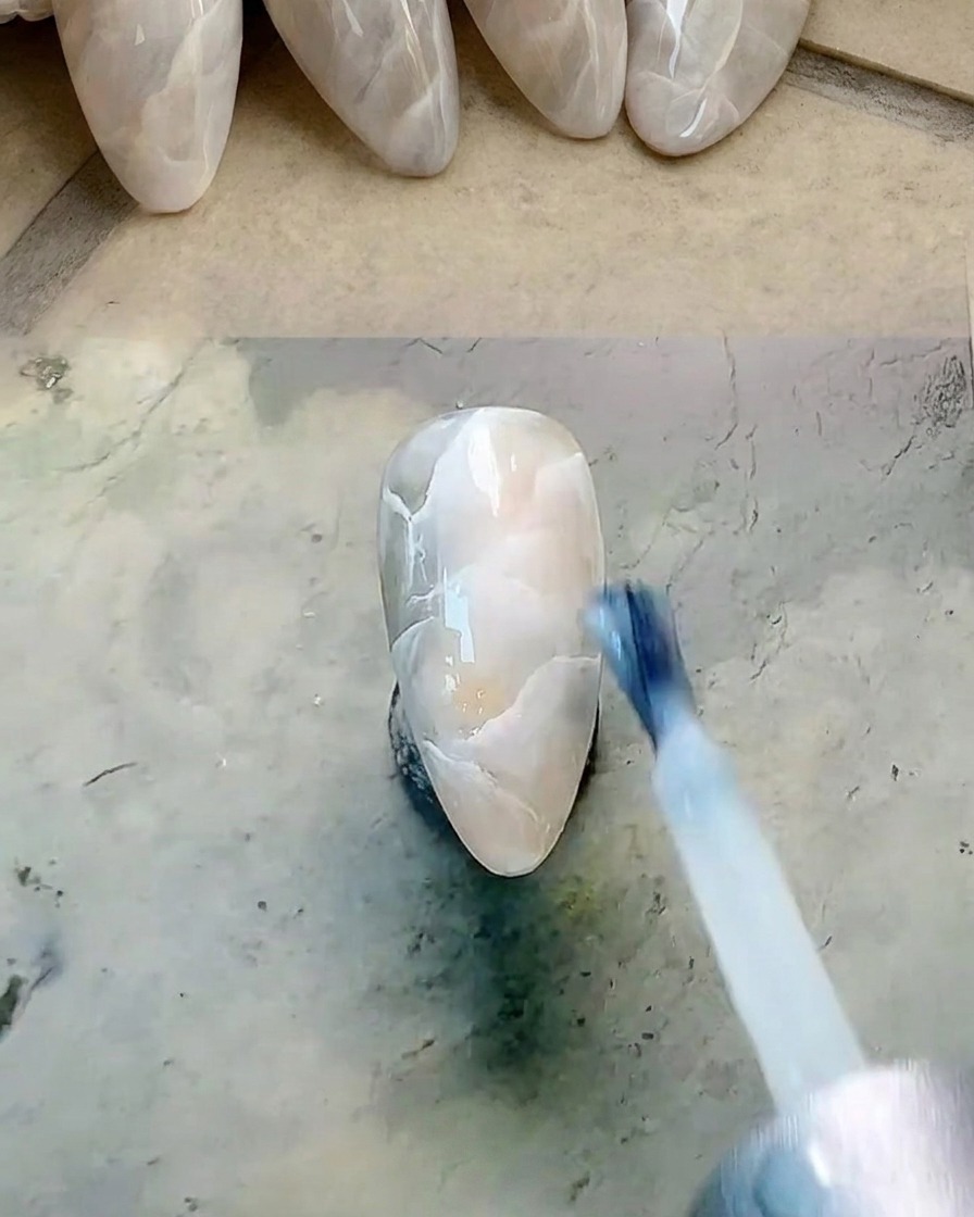 마블 디자인 위에 시어한 밀키 화이트 젤을 얇게 바르는 모습.