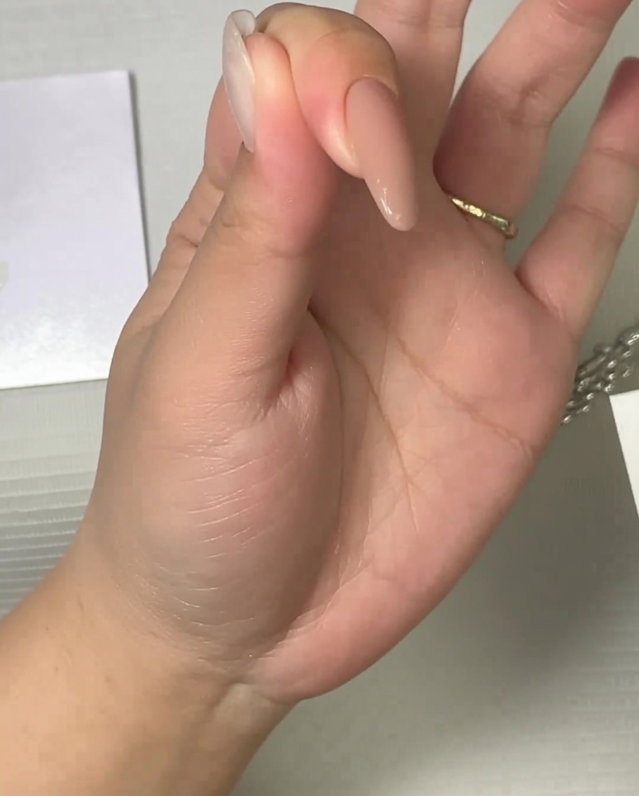 베이스 컬러 위에 매트 탑코트를 바르는 모습.