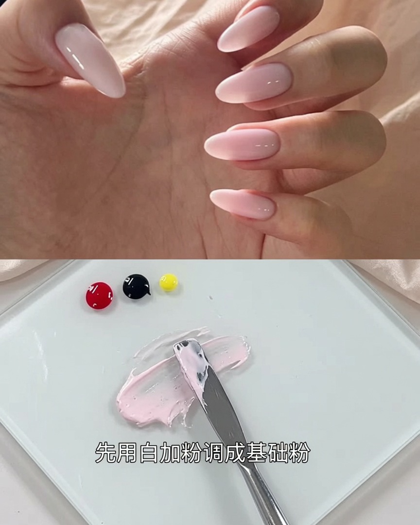 스파출라로 블랙 젤을 핑크 혼합물에 섞어 차분한 그레이-핑크 톤을 만드는 모습.