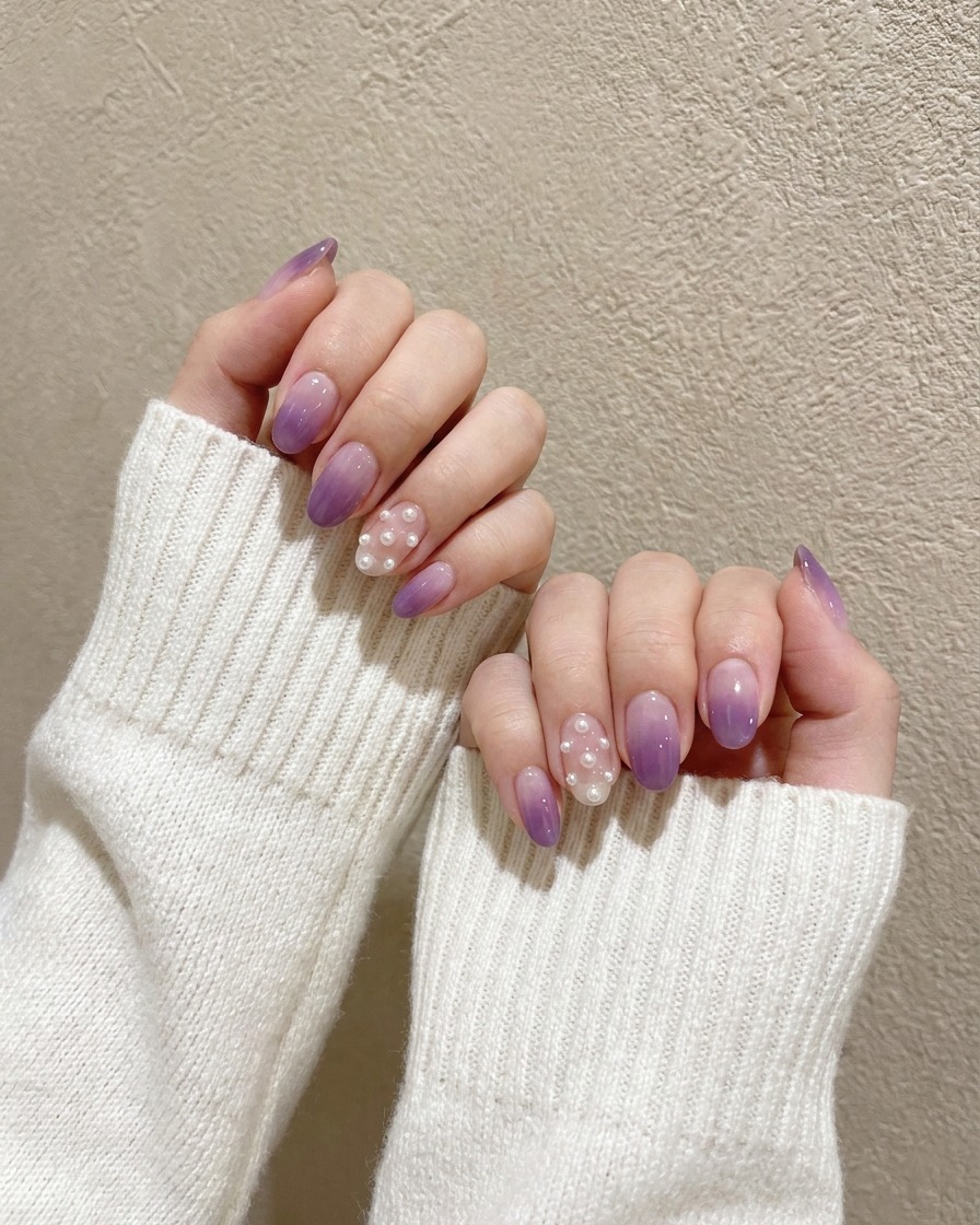 작은 디테일 브러시로 연한 퍼플 네일 끝부분에 진한 퍼플 젤을 톡톡 찍어 바르는 모습.