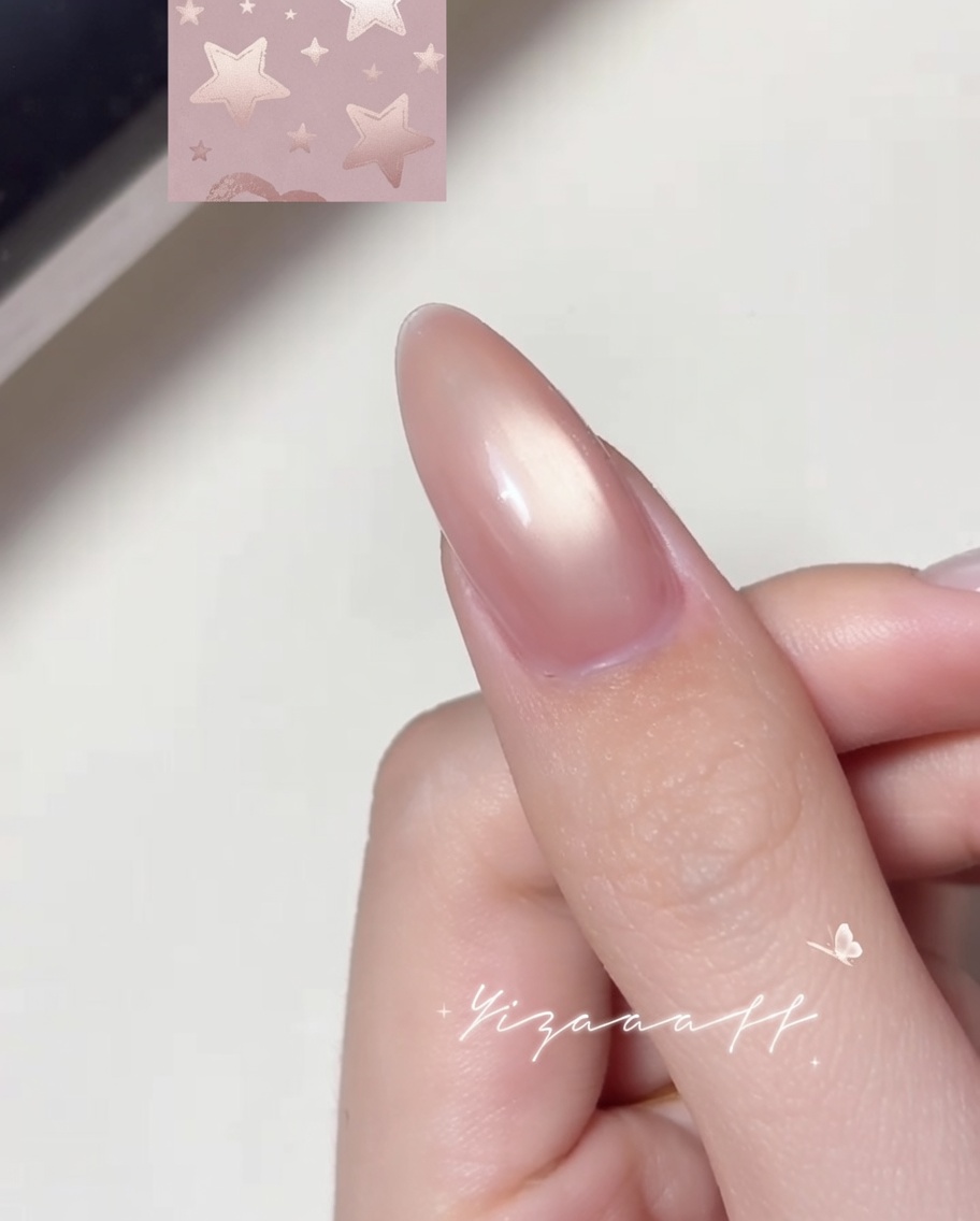 가는 라이너 붓을 사용하여 폴리시를 바른 손톱 위에 하얀색 별 모양의 외곽선을 그리는 모습.